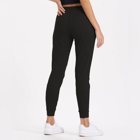 Vuori Performance Jogger Women's DreamKnit Joggers black L NWT - Picture 2 of 3